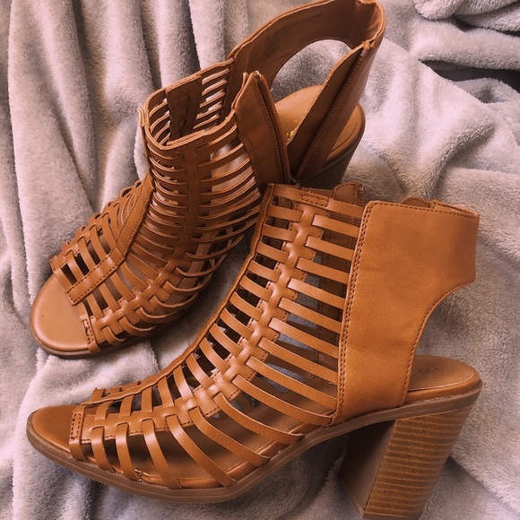 Open toed “leather” heels - Picture 2 of 3